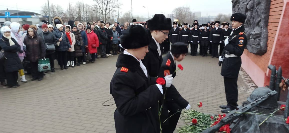 Кадеты приняли участие в акции, приуроченной к годовщине битвы за Москву 1941 года. Фото: официальная страница школы №1582 в социальных сетях