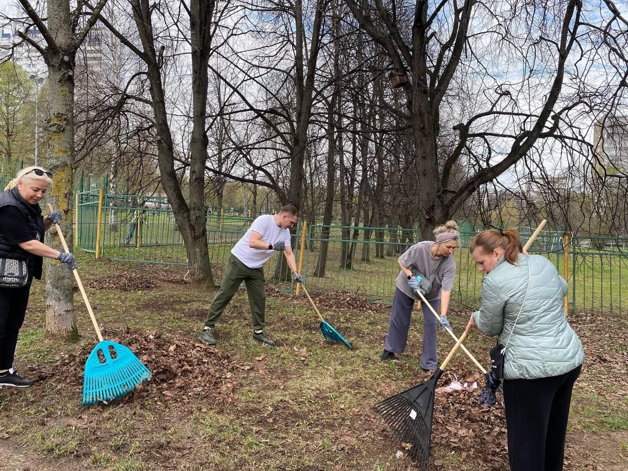 Общегородской субботник провели в Чертанове Центральном. Фото: официальная страница управы района Чертаново Центральное в социальных сетях