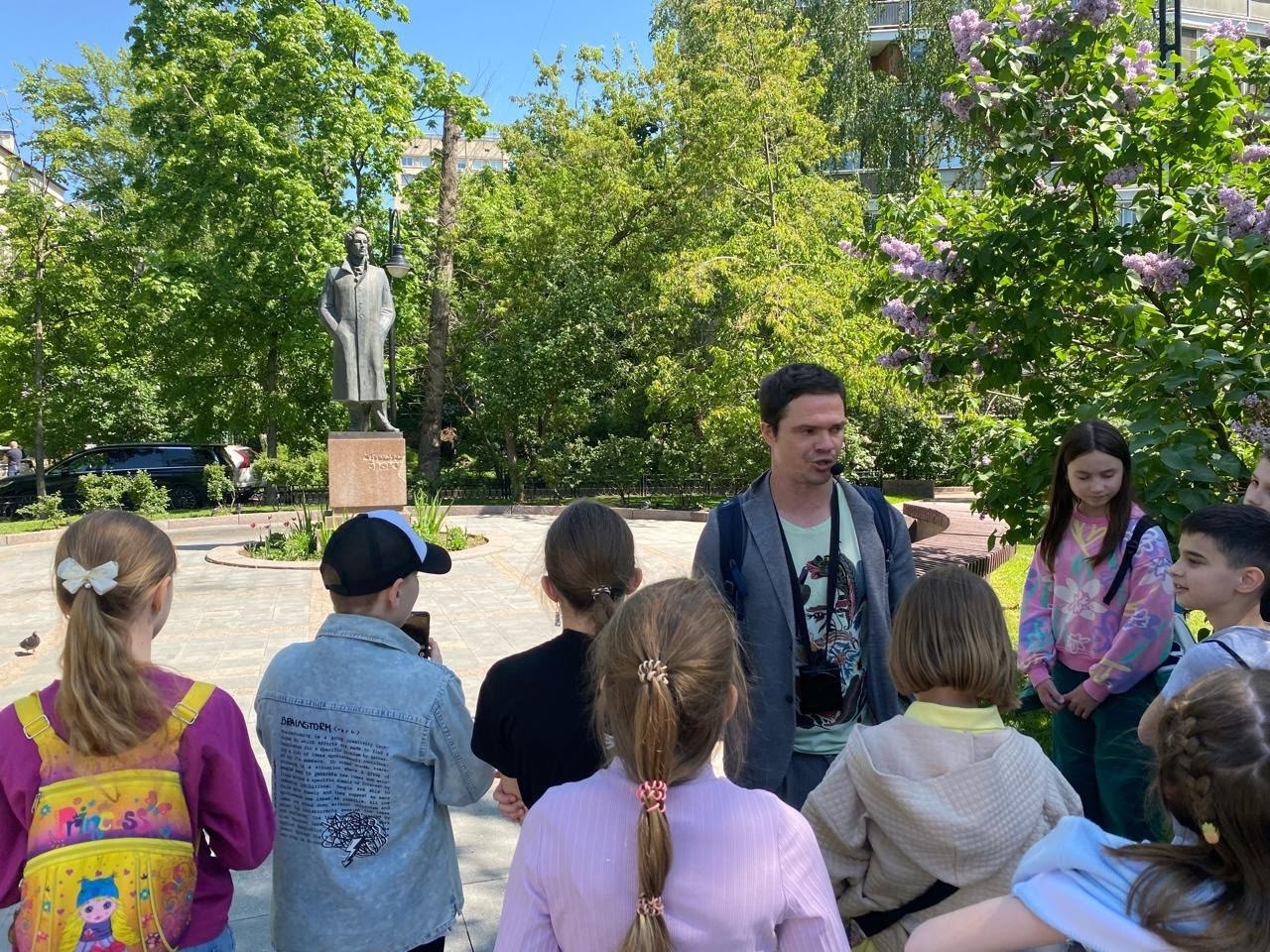 Четвероклассники школы №1582 познакомились с историей и архитектурой Патриарших прудов и Спиридоновки. Фото: официаоьная страница школы №1582 в социальных сетях