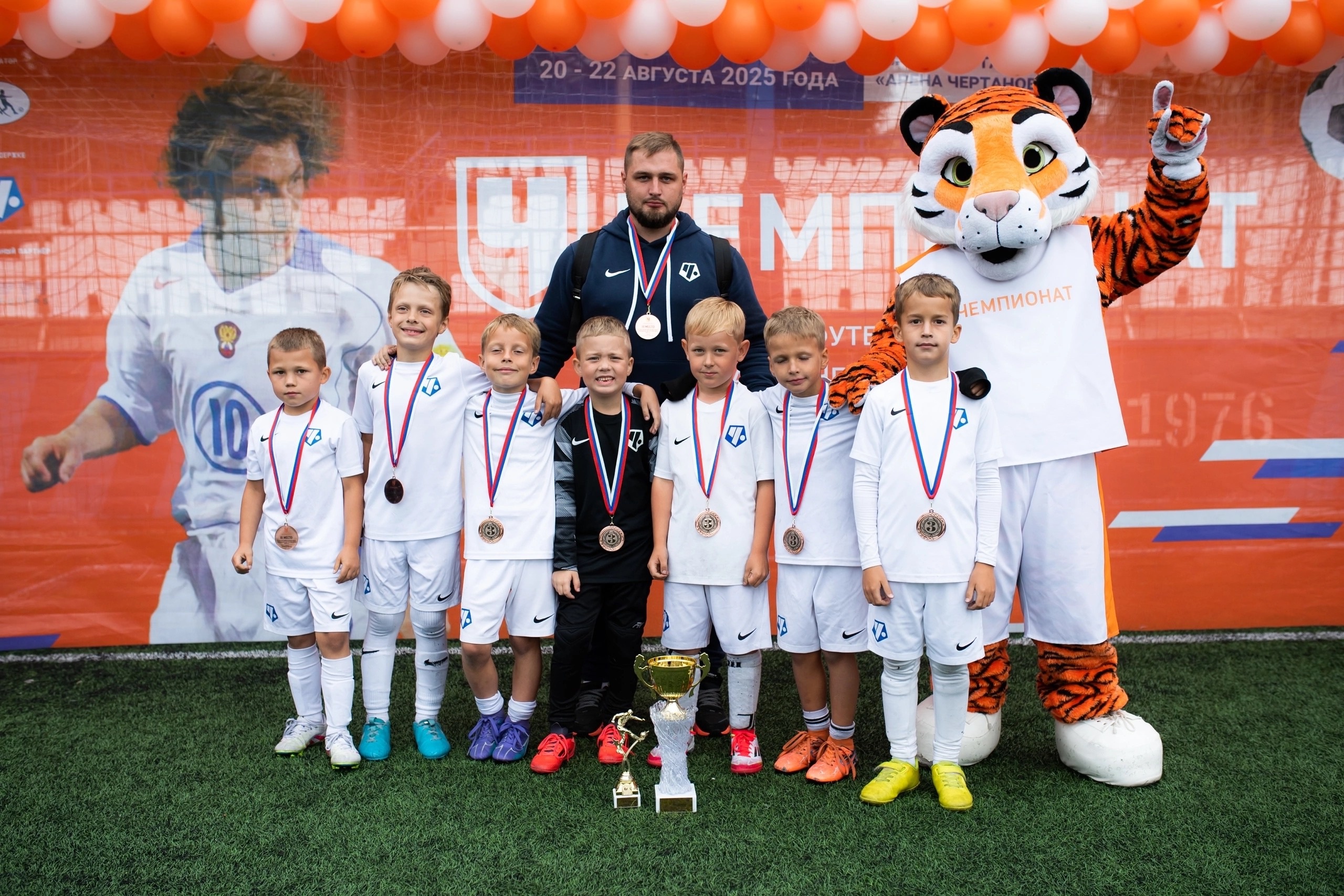 Две команды мальчиков ФШ «Чертаново» стали призерами VII Детского футбольного фестиваля «Чемпионат» имени Александра Мостового. Фото: страница ФШ «Чертаново» в социальных сетях.