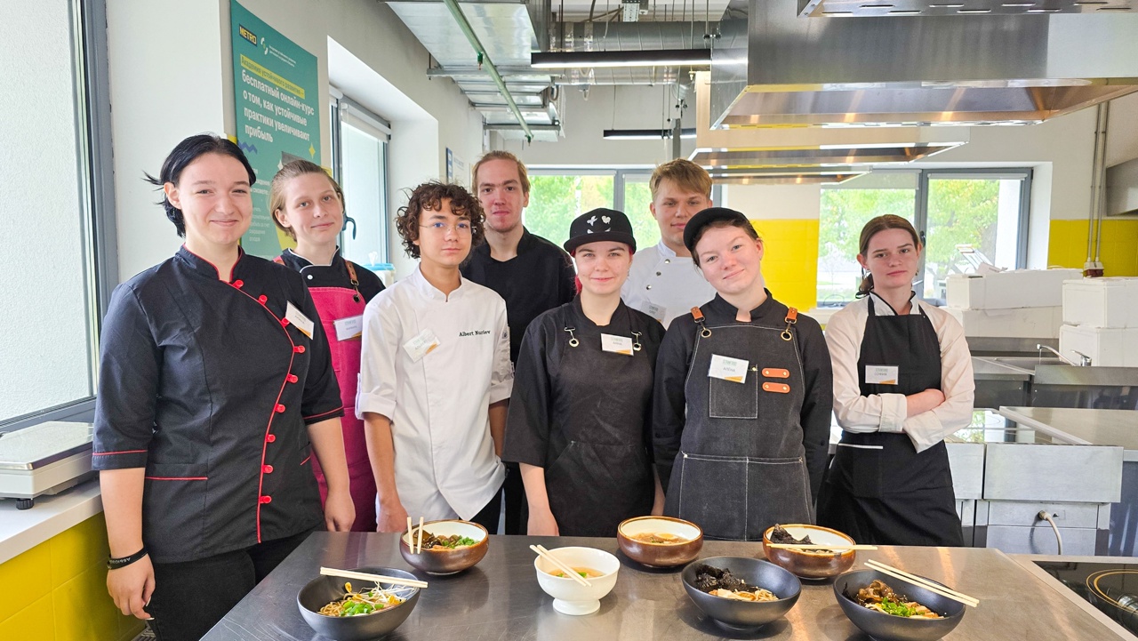 Студенты колледжа №33 окончили курс японской кухни. Фото: страница Пищевого колледжа №33 в социальных сетях