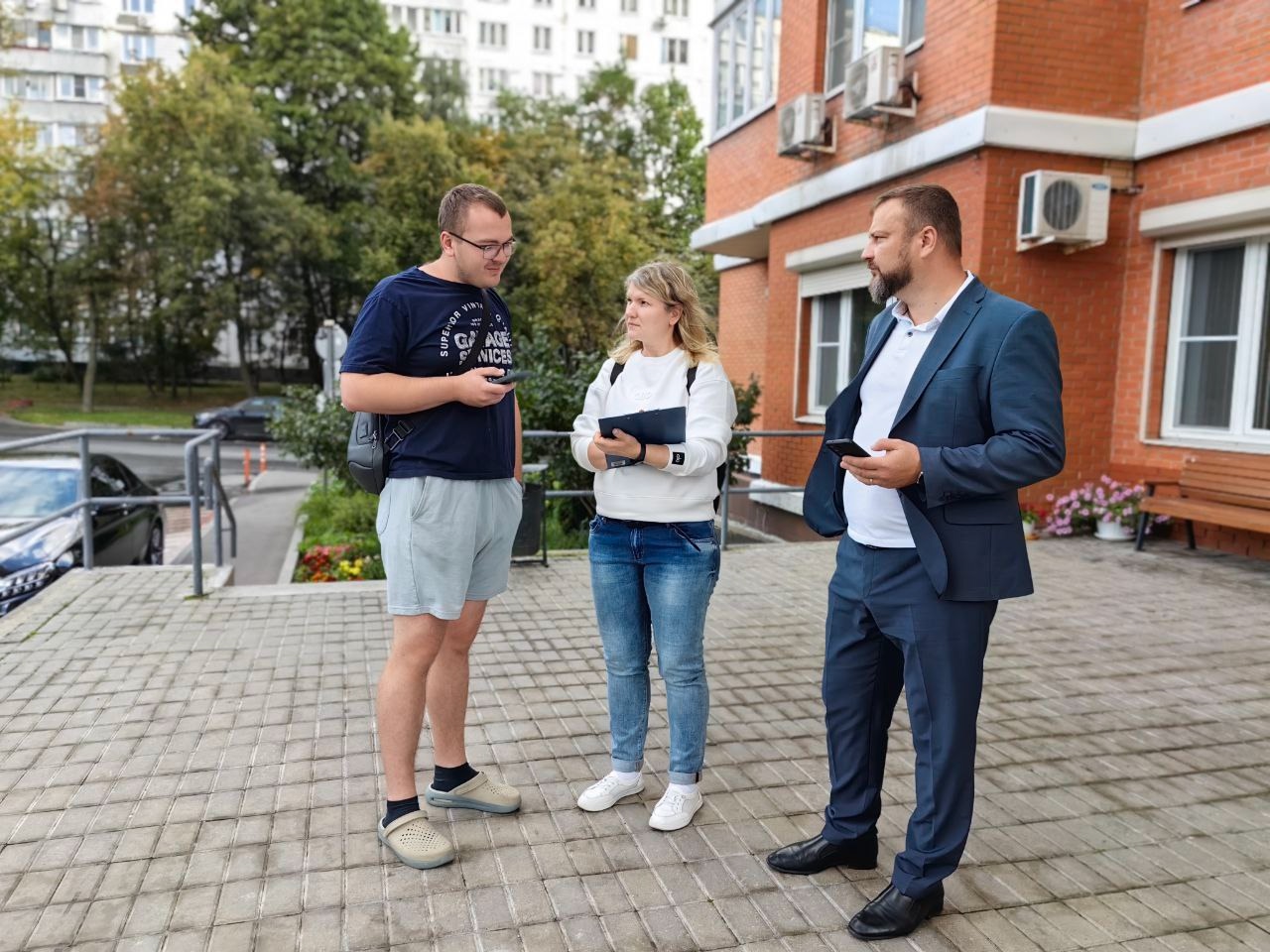 Заместитель главы управы провел плановый обход территории. Фото: страница управы района Чертаново Центральное в социальных сетях