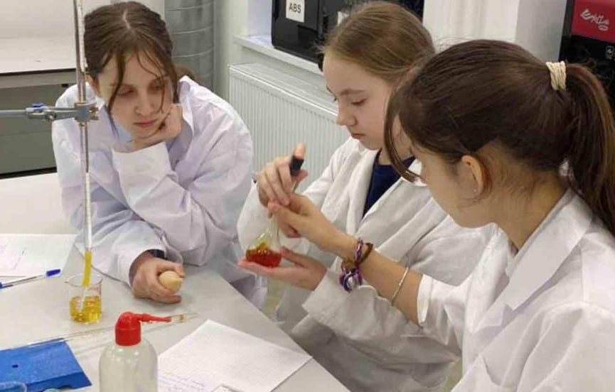 Ученики школы №556 посетили мастер-класс на базе РХТУ. Фото: страница школы №556 в социальных сетях