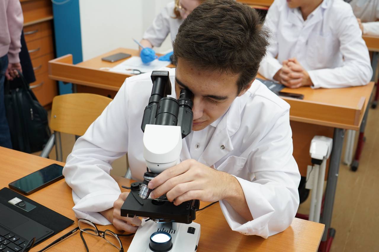 Ученики школы №1173 освоили технику титрования в РХТУ имени Дмитрия Менделеева. Фото: Анна Быкова, «Вечерняя Москва»