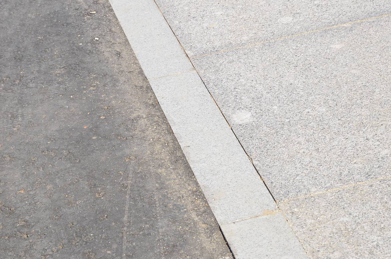 Обустройство нового тротуара завершили в Чертанове Центральном. Фото: Анна Быкова, «Вечерняя Москва»