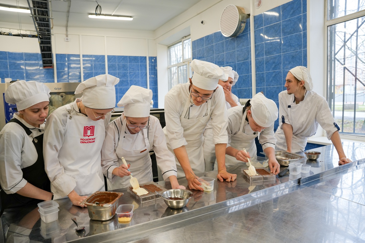 Мастер-класс от кондитеров провели в Пищевом колледже №33. Фото: официальная страница Пищевого колледжа №33 в социальных сетях