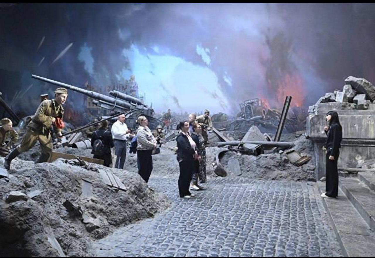 Судьи Москвы почтили память героев на Поклонной горе. Фото: пресс-служба Департамента по обеспечению деятельности мировых судей г. Москвы