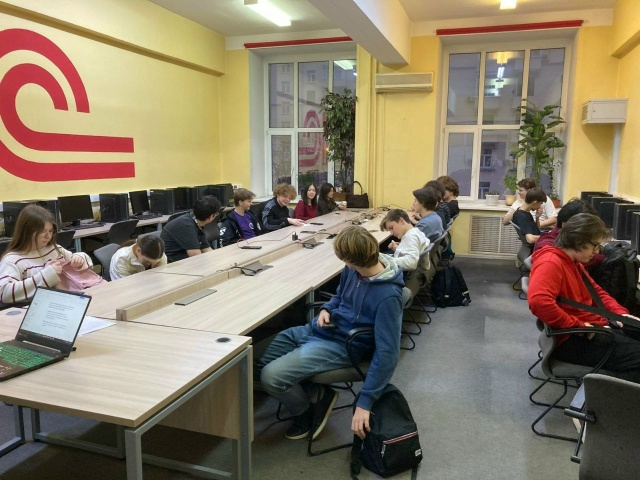 Одиннадцатиклассники школы №1582 начали примут участие в предпрофессиональном практикуме. Фото: страница школы №1582 в социальных сетях