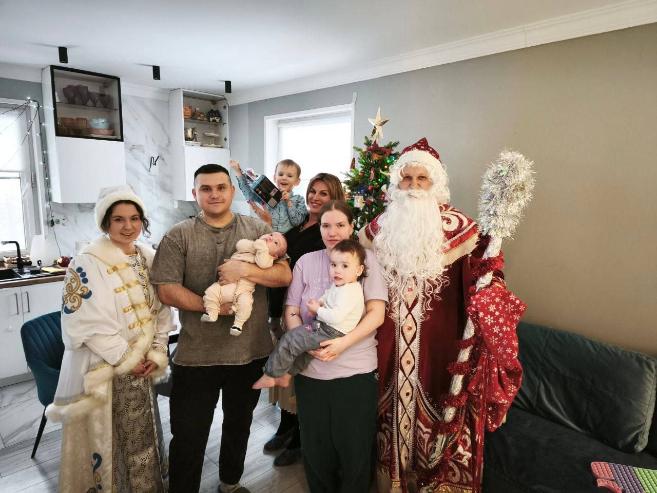 «Добрая елка»: в районе Чертаново Центральное прошла благотворительная акция. Фото: страница управы района Чертаново Центральное в социальных сетях